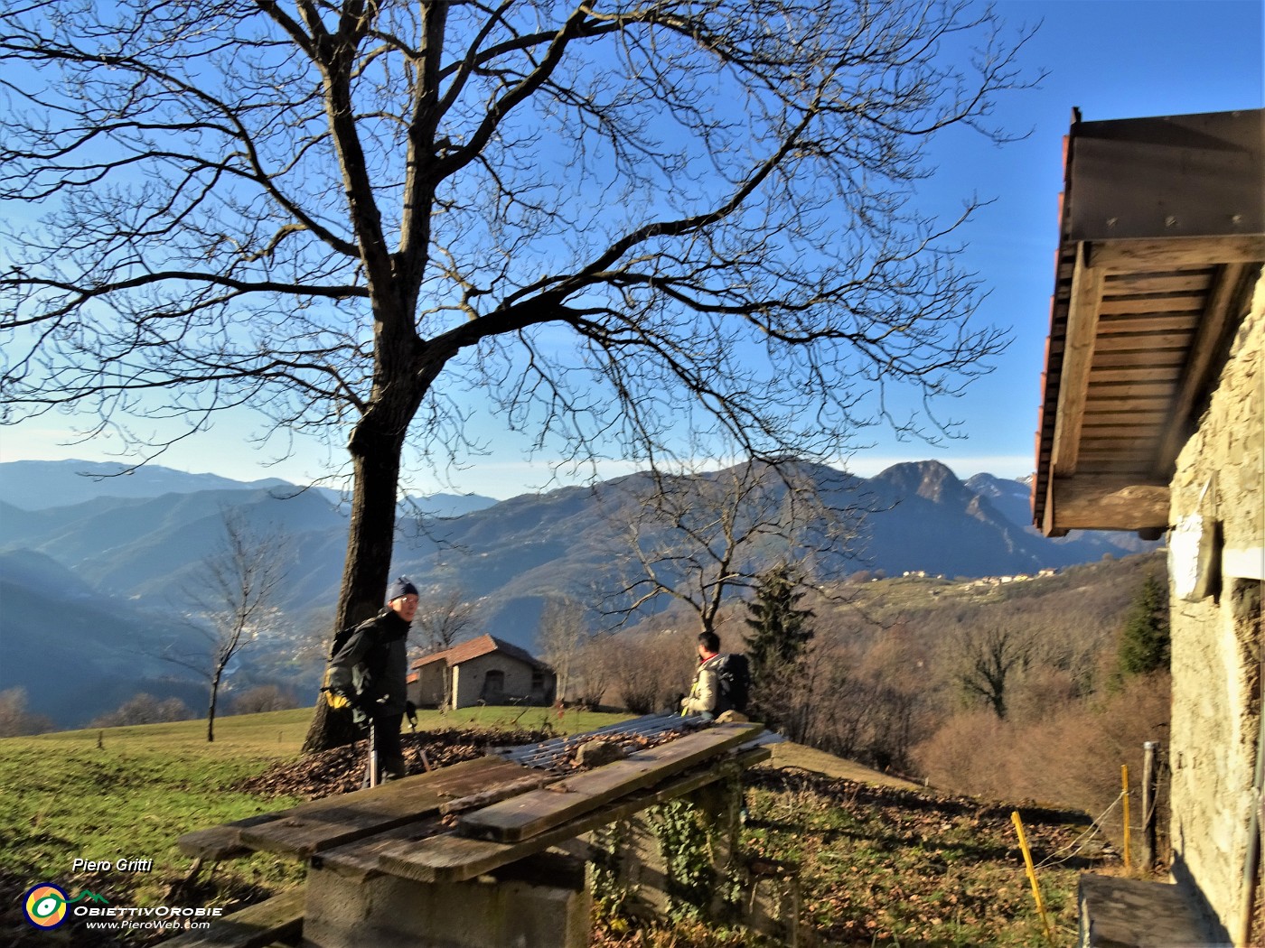 94 Scendiamo di baita in baita sostando ogni tanto ad ammirare il panorama.JPG